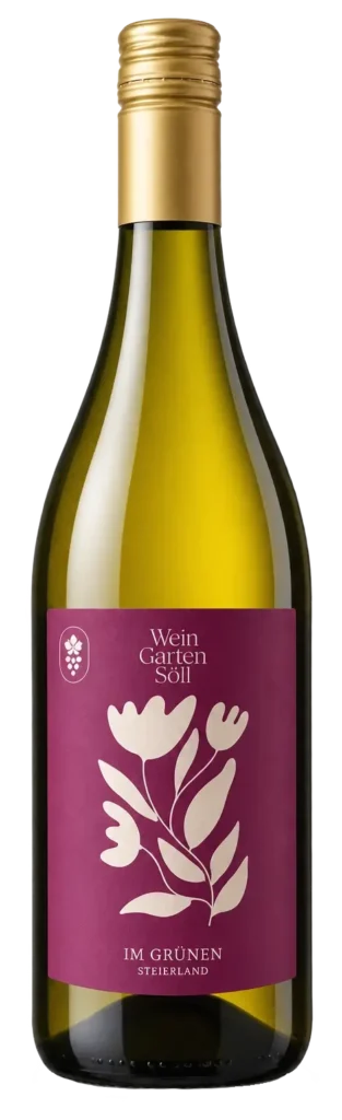 ImGrünen Weißwein aus der Steiermark in eleganter Flasche mit floralem Etikett von Wein Garten Söll.