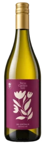 ImGrünen Weißwein aus der Steiermark in eleganter Flasche mit floralem Etikett von Wein Garten Söll.